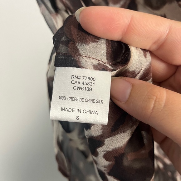 Chaser 100% silk open back leopard printed sheer blouse size small - Picture 4 of 6